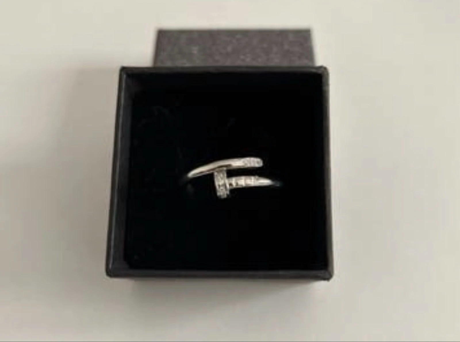 Anillo clavo brillantes.